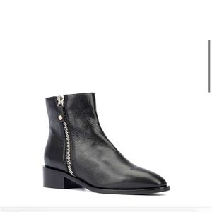 Aquatalia women ankle zipper and snaps boots. Leather upper and rubber soles.